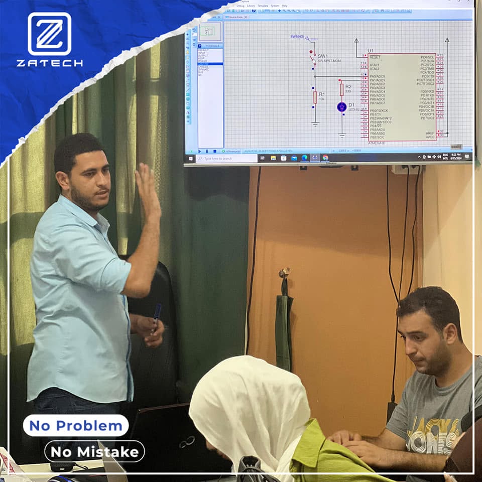 مدرب يشرح مخطط دائرة إلكترونية معروضة على شاشة